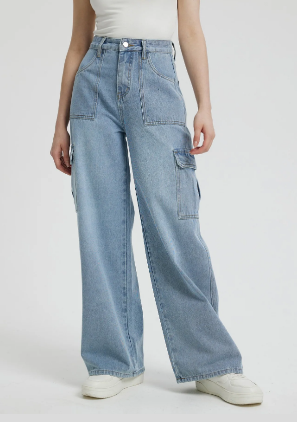 High-waist wide leg jeans featuring a classic pocket design