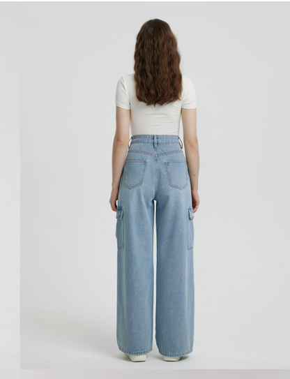 High-waist wide leg jeans featuring a classic pocket design