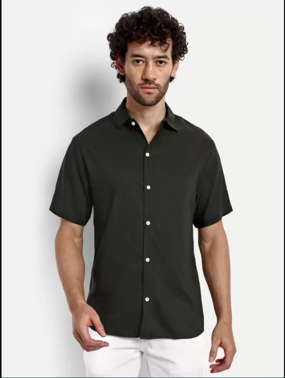 Men Regular Fit Solid Spread Collar Casual Shirt