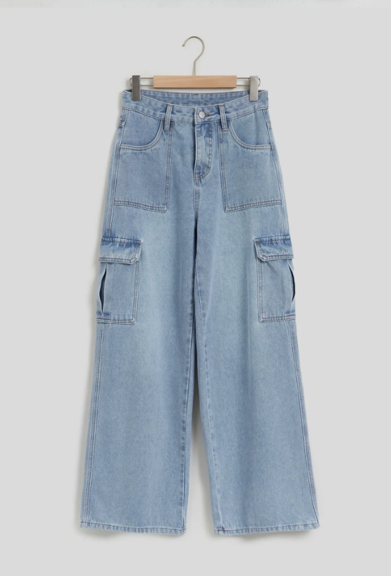 High-waist wide leg jeans featuring a classic pocket design