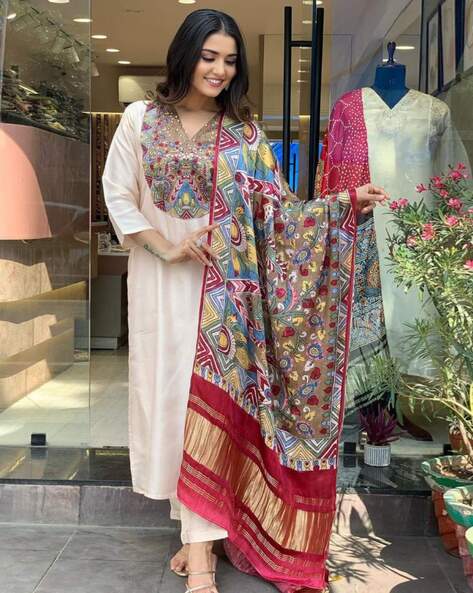 Women Embellished Straight Kurta Set