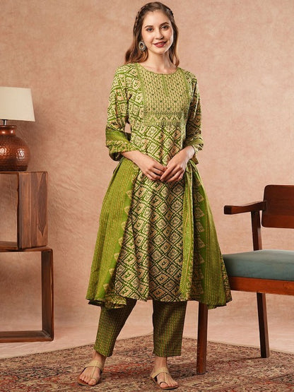 Women Printed Regular Thread Work Kurta with Trousers & With Dupatta