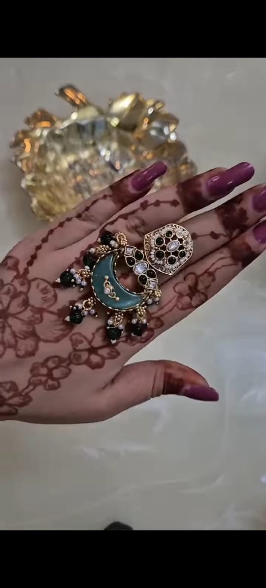 Elegant Green Stone Hand Harness Ring - Image 2